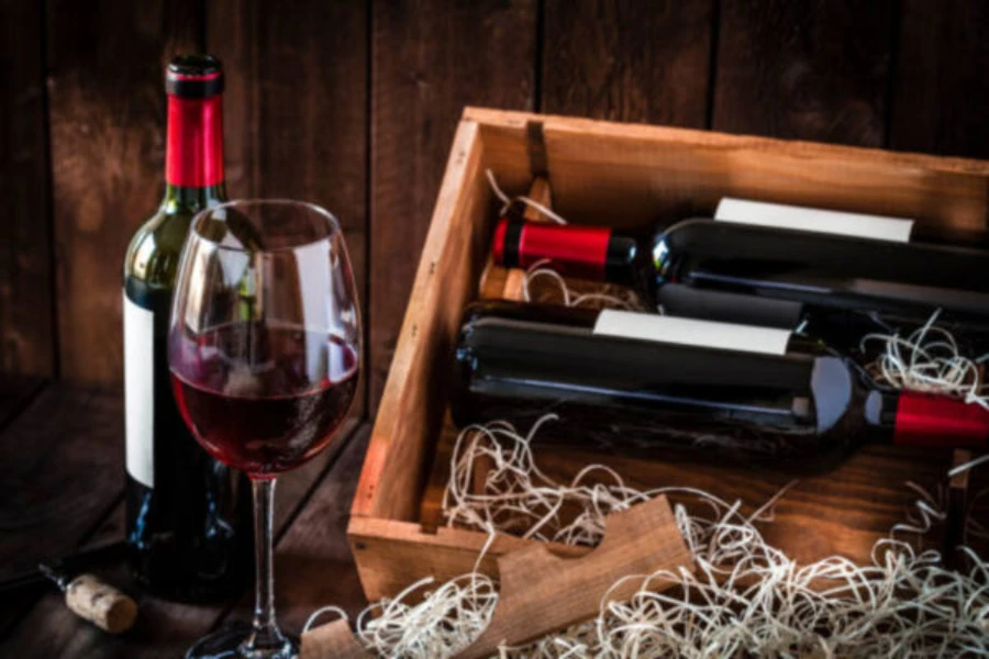Caja de madera abierta para revelar botellas de vino en el interior