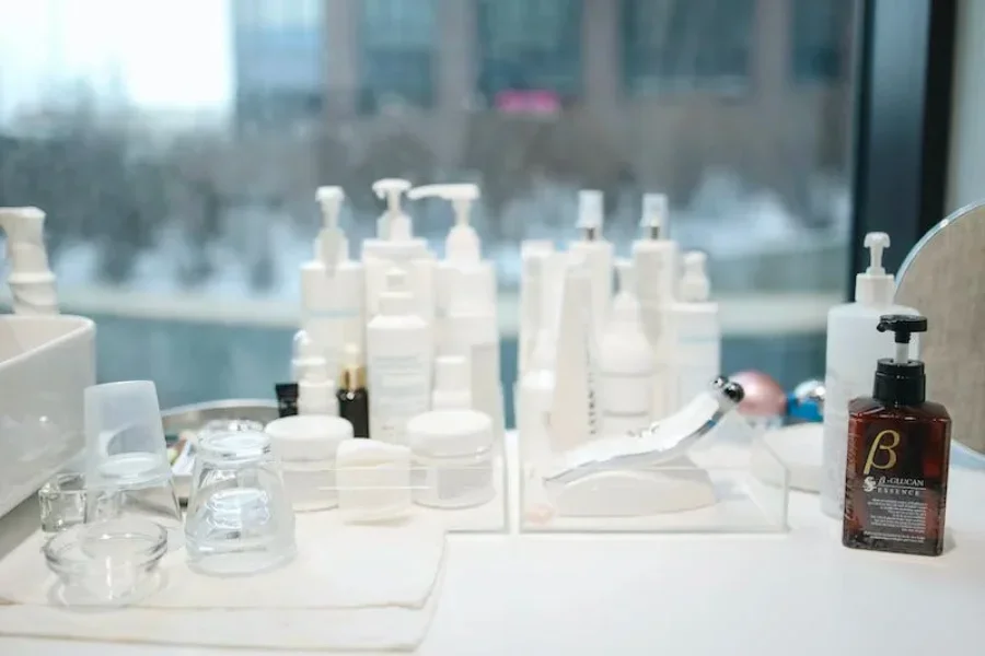 Ein Tisch gefüllt mit verschiedenen Arten innovativer Hautpflege