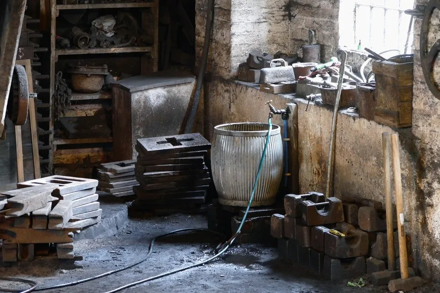 Peralatan tua tergeletak di pabrik logam