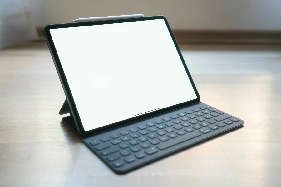 Планшет на столе с карандашом и клавиатурой