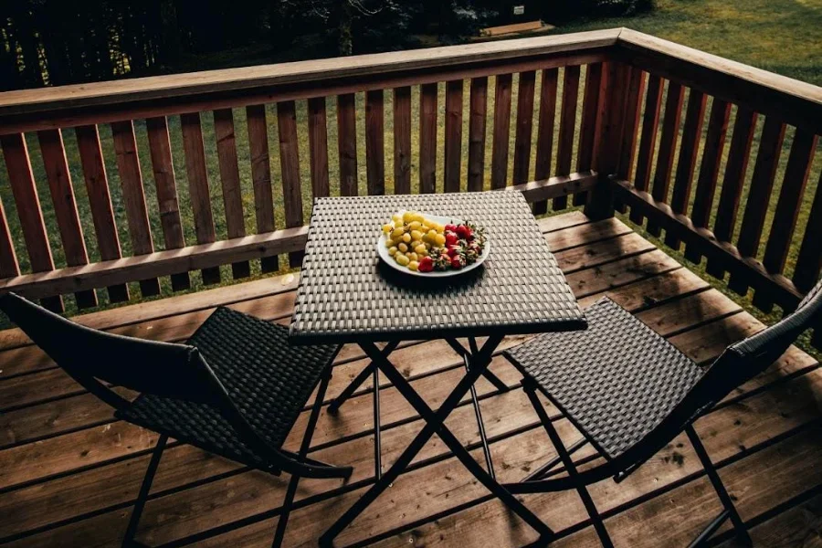 Un ensemble bistro de balcon 3 pièces en rotin noir