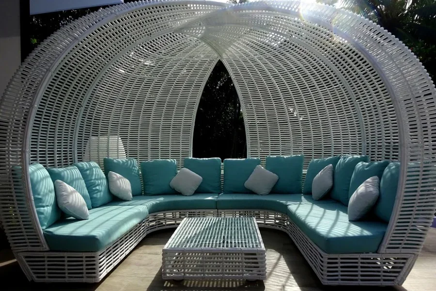 Un ensemble de chaises modulables sans accoudoirs en rotin fantaisie