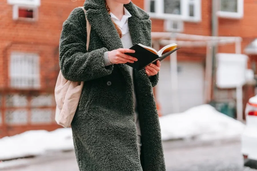 Eine Frau, die einen flauschigen grünen Mantel trägt