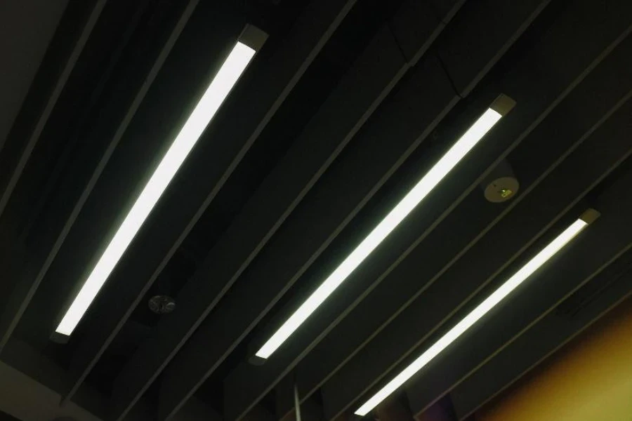 soffitto con corpi illuminanti lineari a led