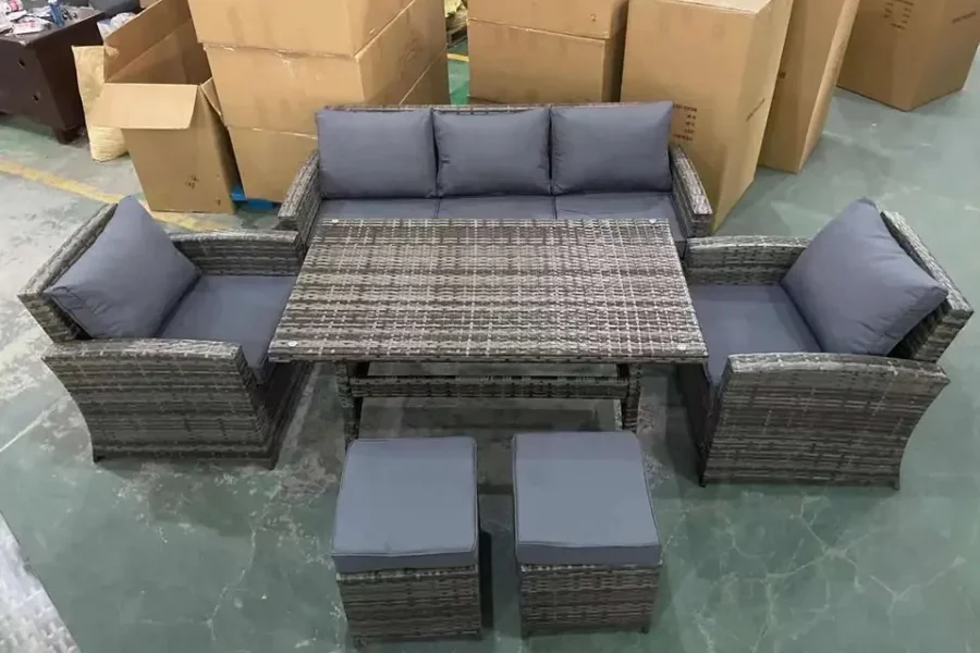 Table à manger en rotin posée sur une pelouse