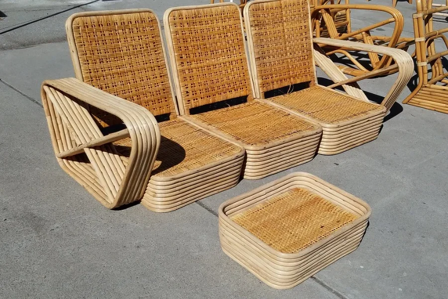 Canapé en rotin avec repose-pieds