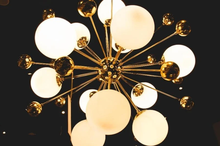 Lampadario sputnik bianco e oro