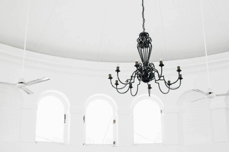 Chambre blanche avec lustre noir