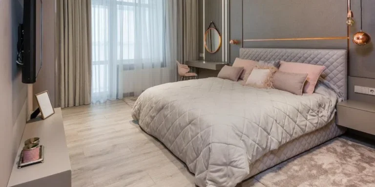 ein gut ausgestattetes Zimmer mit einem Kingsize-Bett