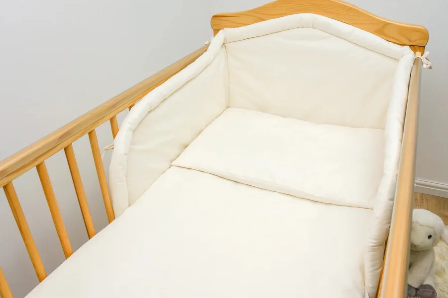 Baby bedding set with a crib bumper