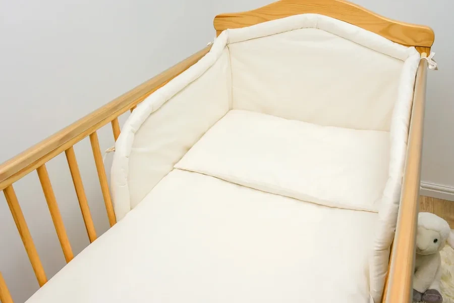 Juego de cama para bebé con protector de cuna.