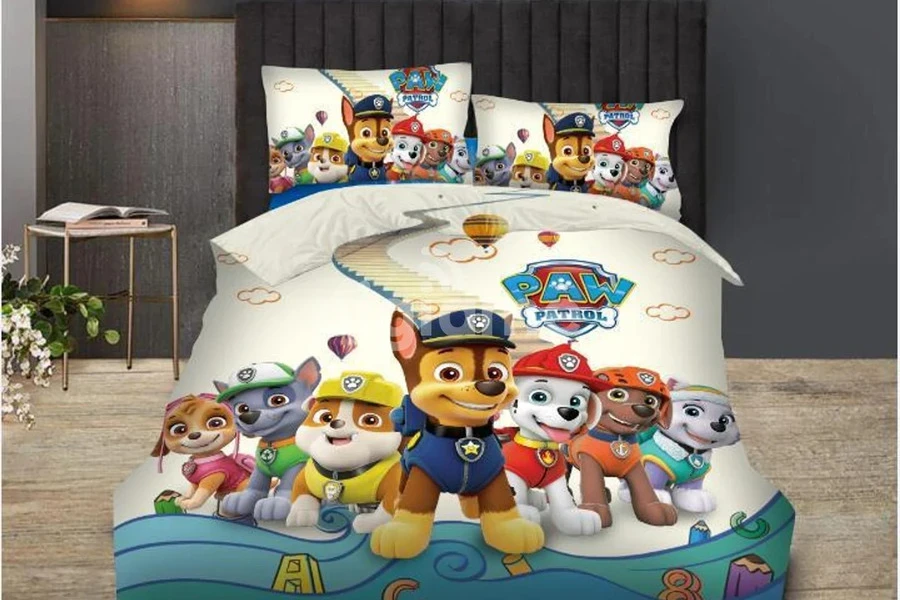 Ropa de cama con animales de dibujos animados en la cama de los niños.