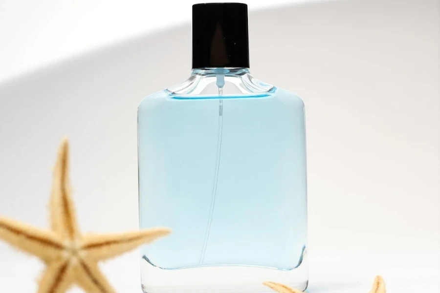 Bouteille d'eau de Cologne bleue avec une étoile de mer à côté