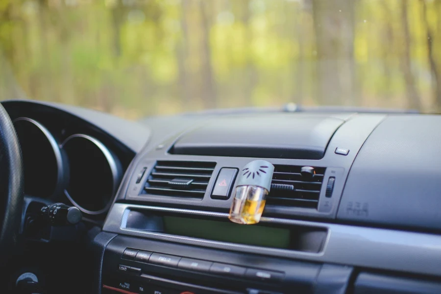 Autodiffusor, der an einer Autolüftung befestigt ist