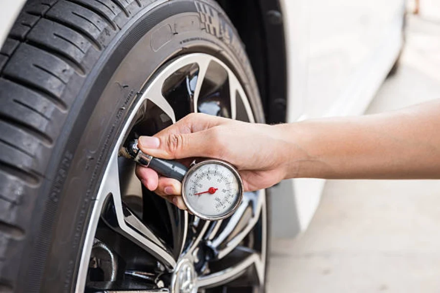 Verificando o nível de pressão de um pneu de carro