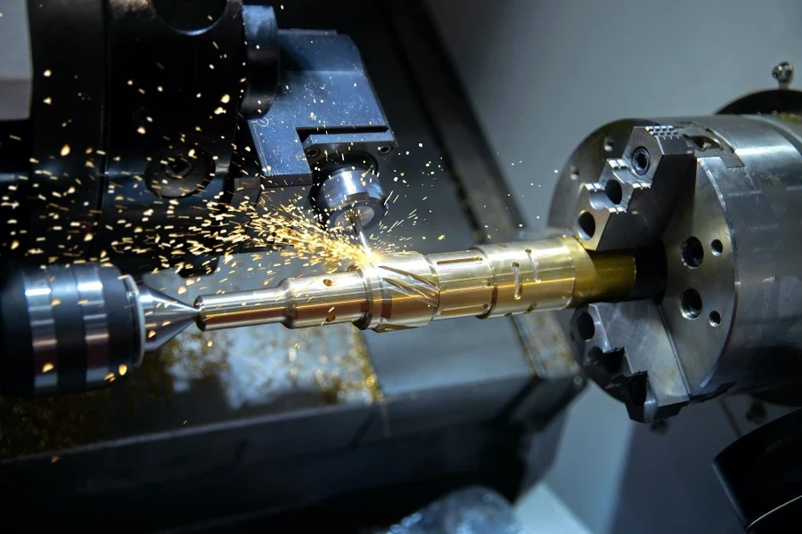 Máquina de torneado cnc, corte de alta velocidad, chispas voladoras de metalurgia