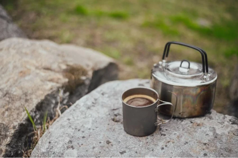 Café dans une tasse à café en acier inoxydable