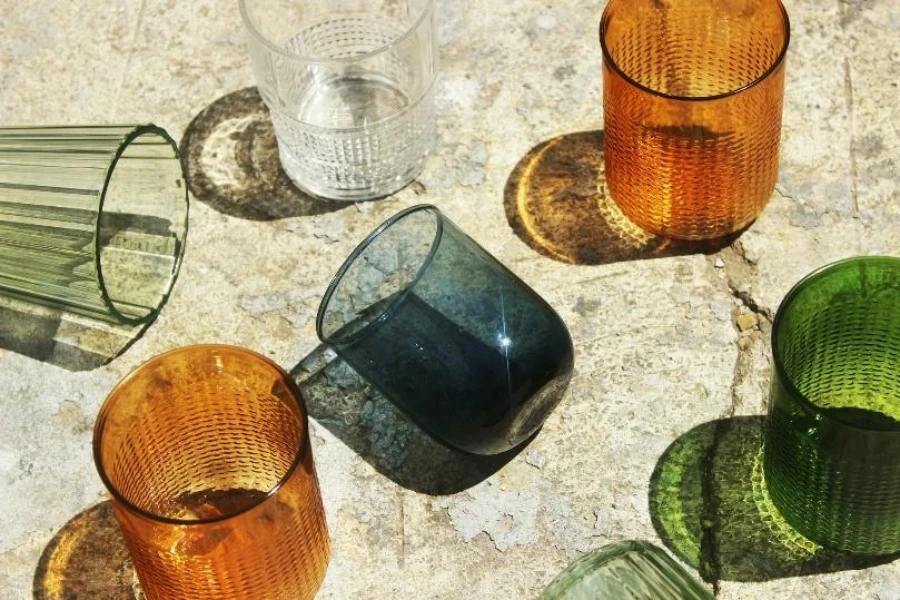 Verres à boire clairs vintage colorés