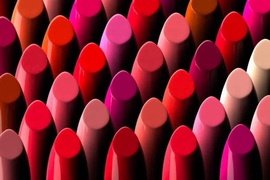 Lápices labiales de diferentes colores uno al lado del otro