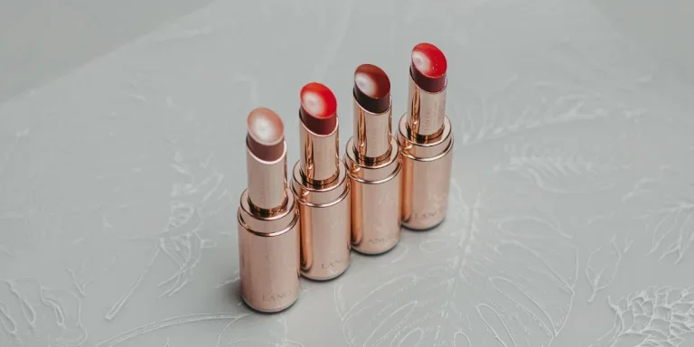 Vier verschiedene Lippenstifttöne