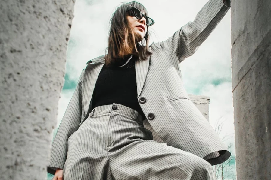 femme imposante berçant un costume de déclaration