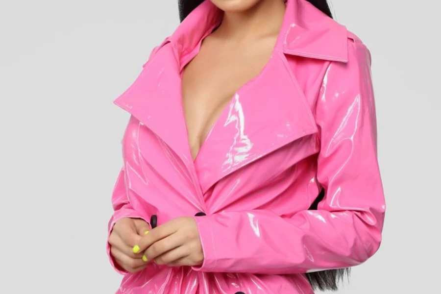 Signora con un cappotto oversize rosa neon