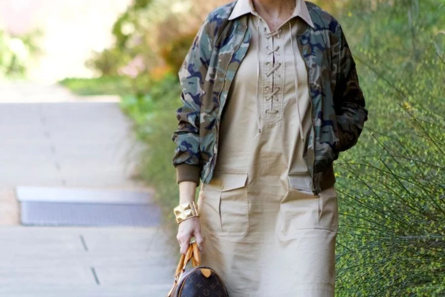 Señora en una calle con un vestido inspirado en un safari