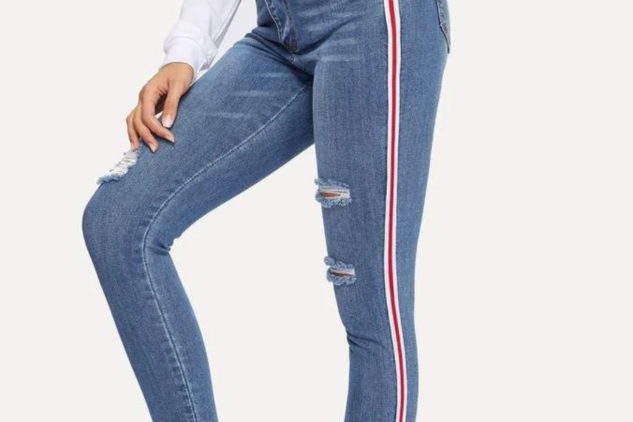 Dame posant dans un jegging rayé