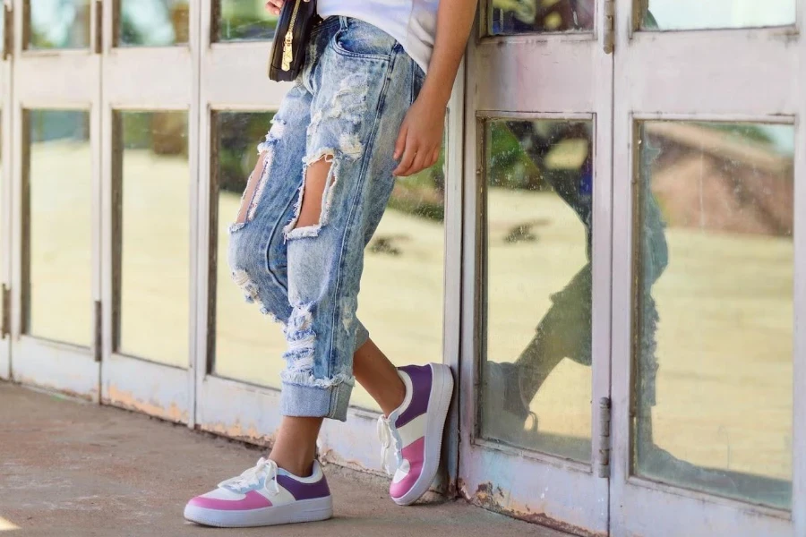 Lady rocking classic distressed denim