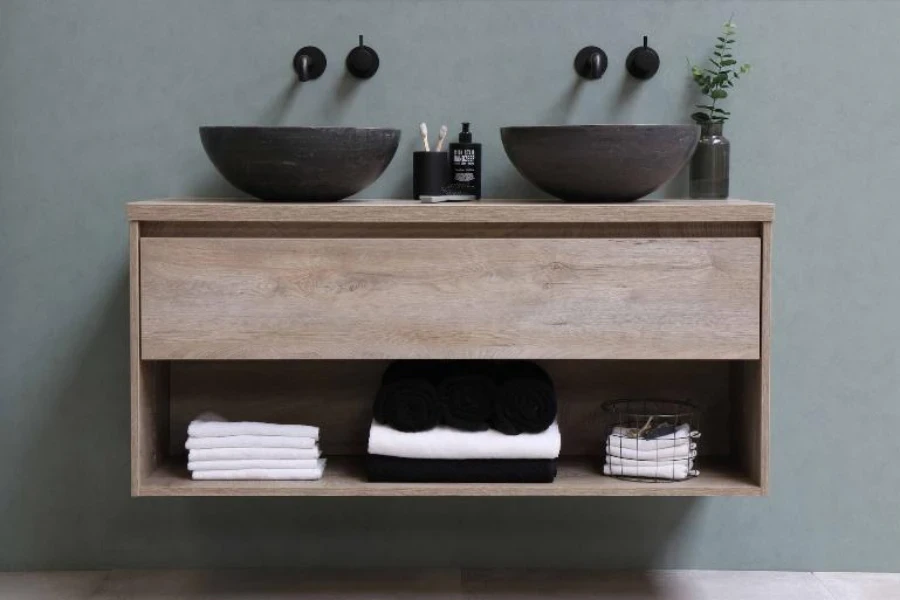 Mueble de baño flotante de madera clara con tocador doble