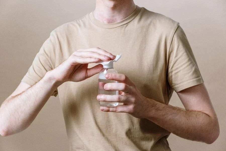 hombre aplicando exfoliación con un paño