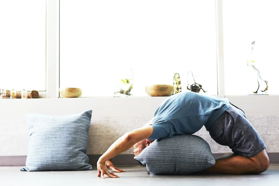 Homem fazendo uma posição de ioga backbend