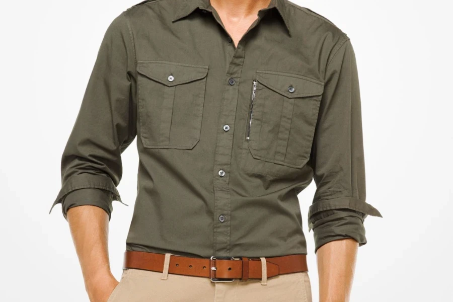 Hombre con camisa safari gris y pantalones caqui