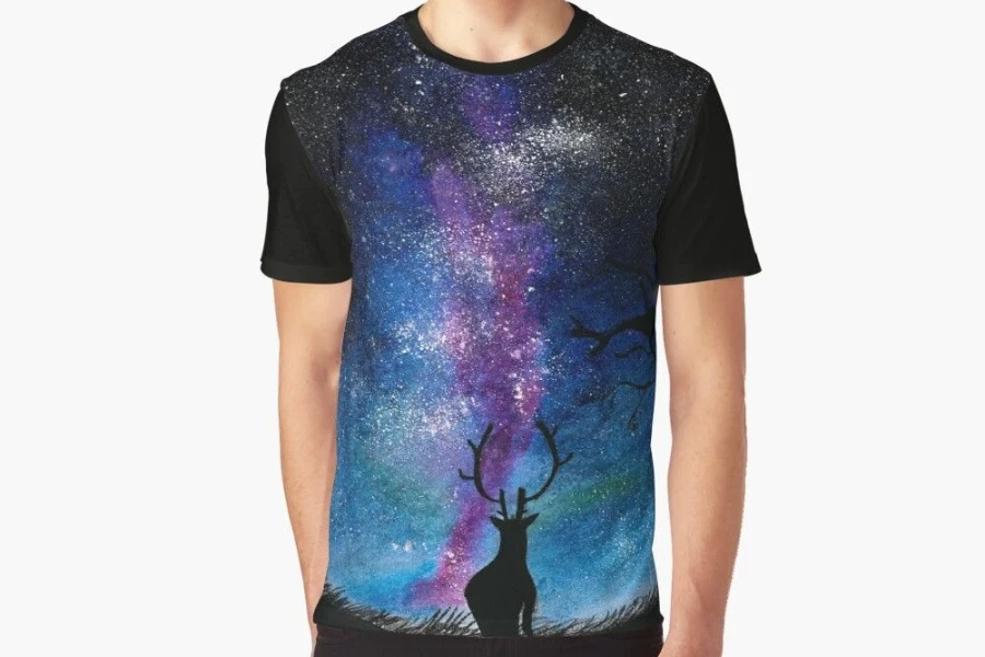 Mann posiert in einem T-Shirt mit Galaxie-Print