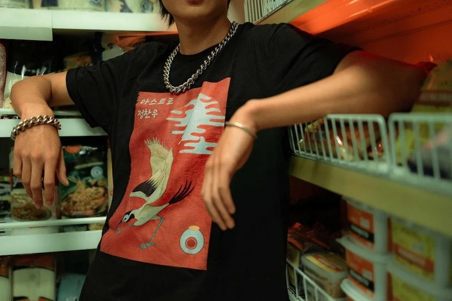 Hombre posando en una tienda con una camiseta estampada