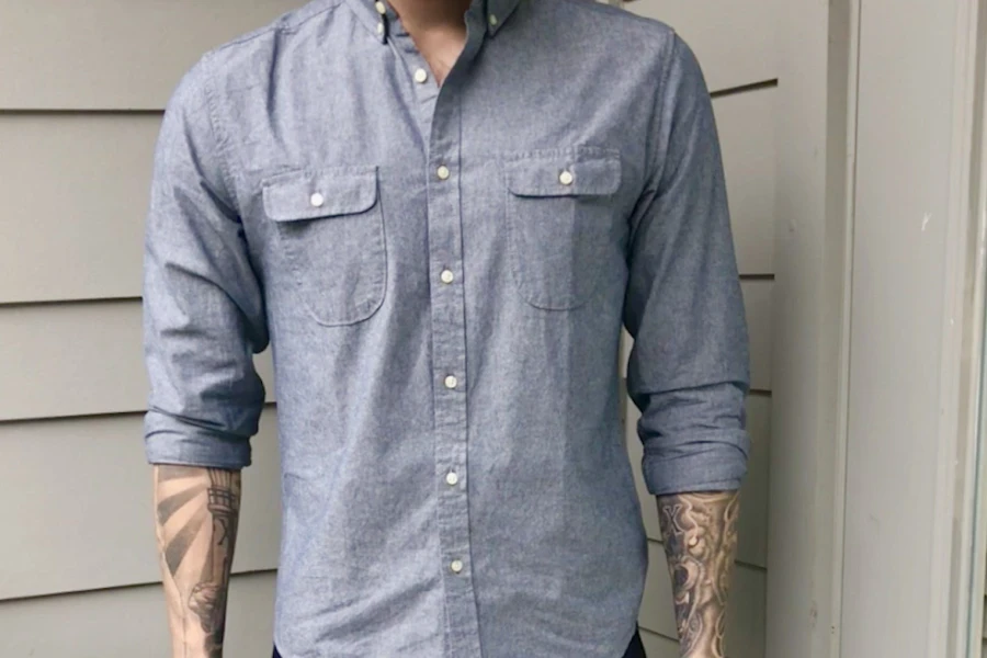 Homme berçant une chemise en chambray élégante