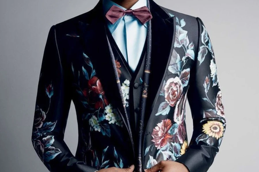 Uomo che mostra un elegante blazer floreale