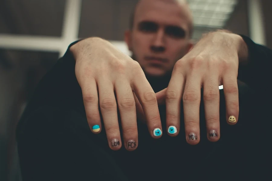 Uomo che mostra la sua nail art