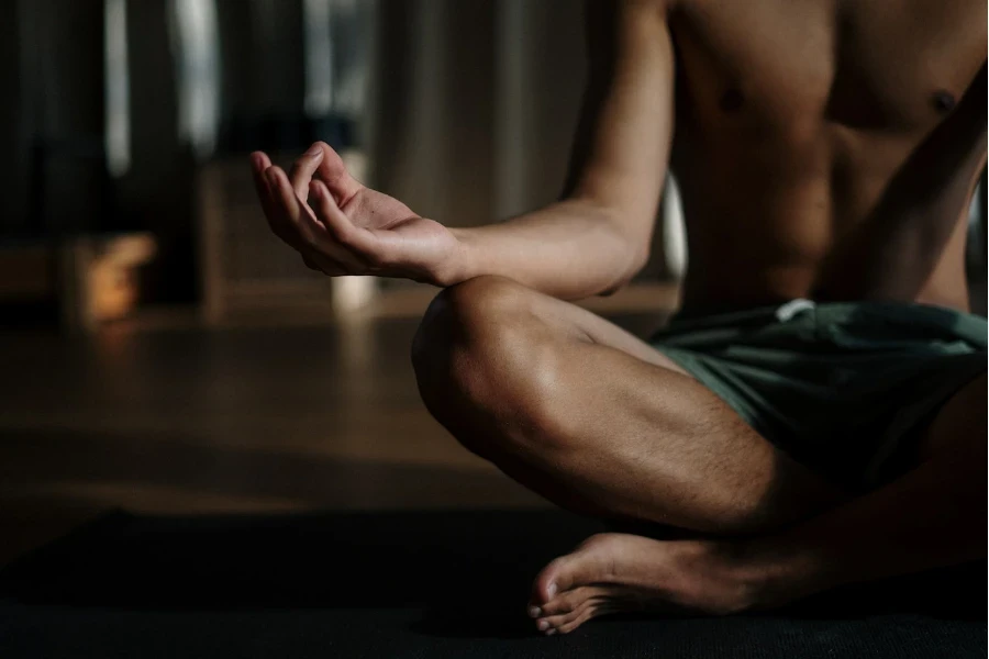 Uomo seduto sul pavimento in meditazione