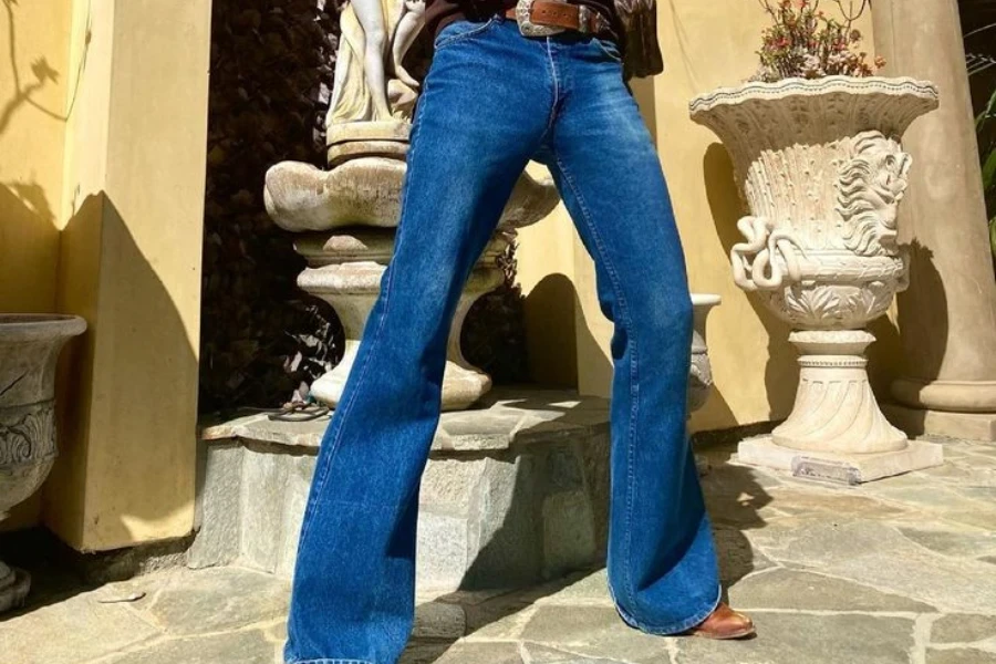 Hombre posando con estilo en jeans azules de campana