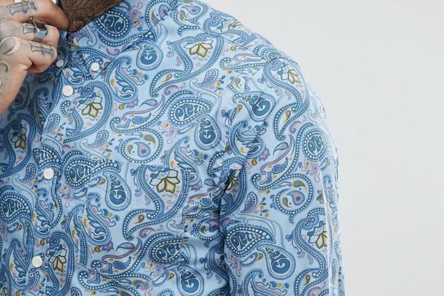 Pria yang mengenakan kemeja paisley biru