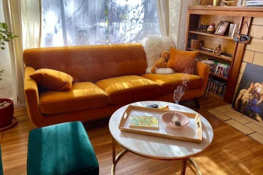 Mesa de salón redonda de mármol blanco con patas de latón