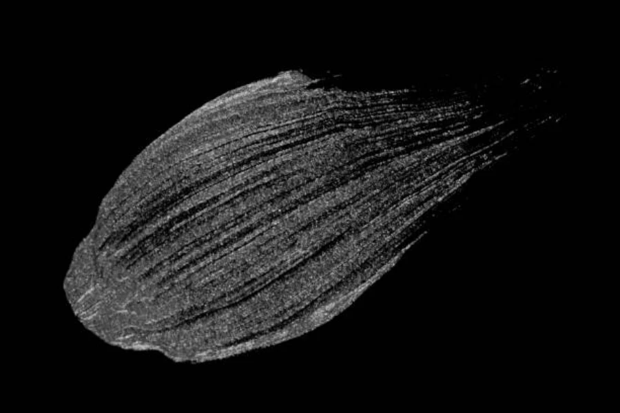 Silberfarbenes Lippenstiftmuster auf schwarzem Hintergrund