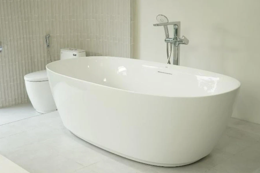 Vasca da bagno freestanding bianca con bocchettone cromato