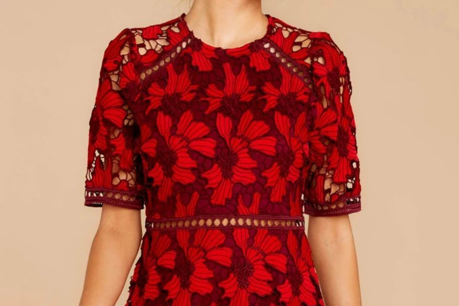 Mulher vestida com um vestido de renda floral vermelho