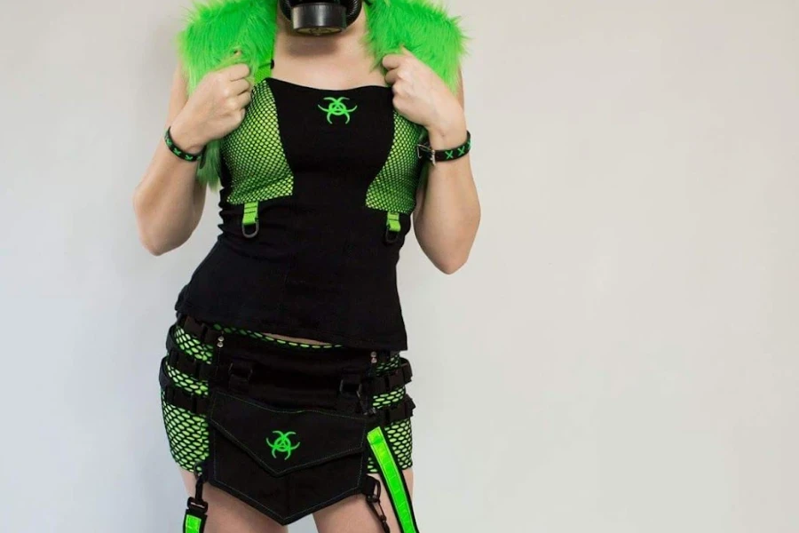 Mulher com roupa rave preta e verde neon