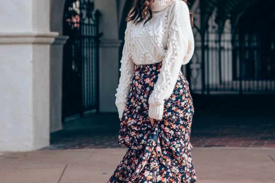 Femme dans un cardigan confortable et une tenue de jupe maxi