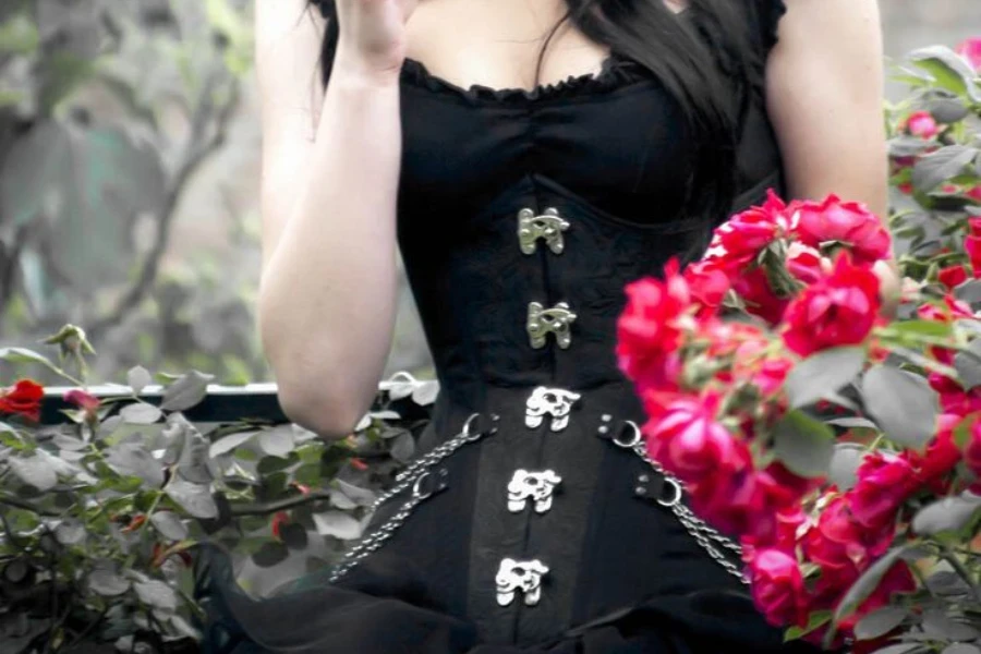 Femme dans un jardin vêtue d'une robe corset