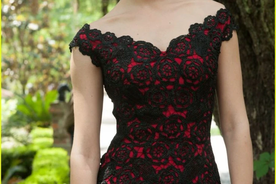 Mujer con un vestido de encaje rojo y negro.