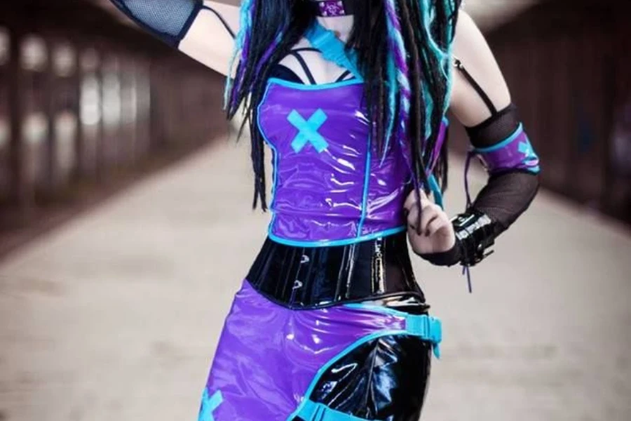 Frau in einer glänzenden lila Cybergoth-Festivalkleidung